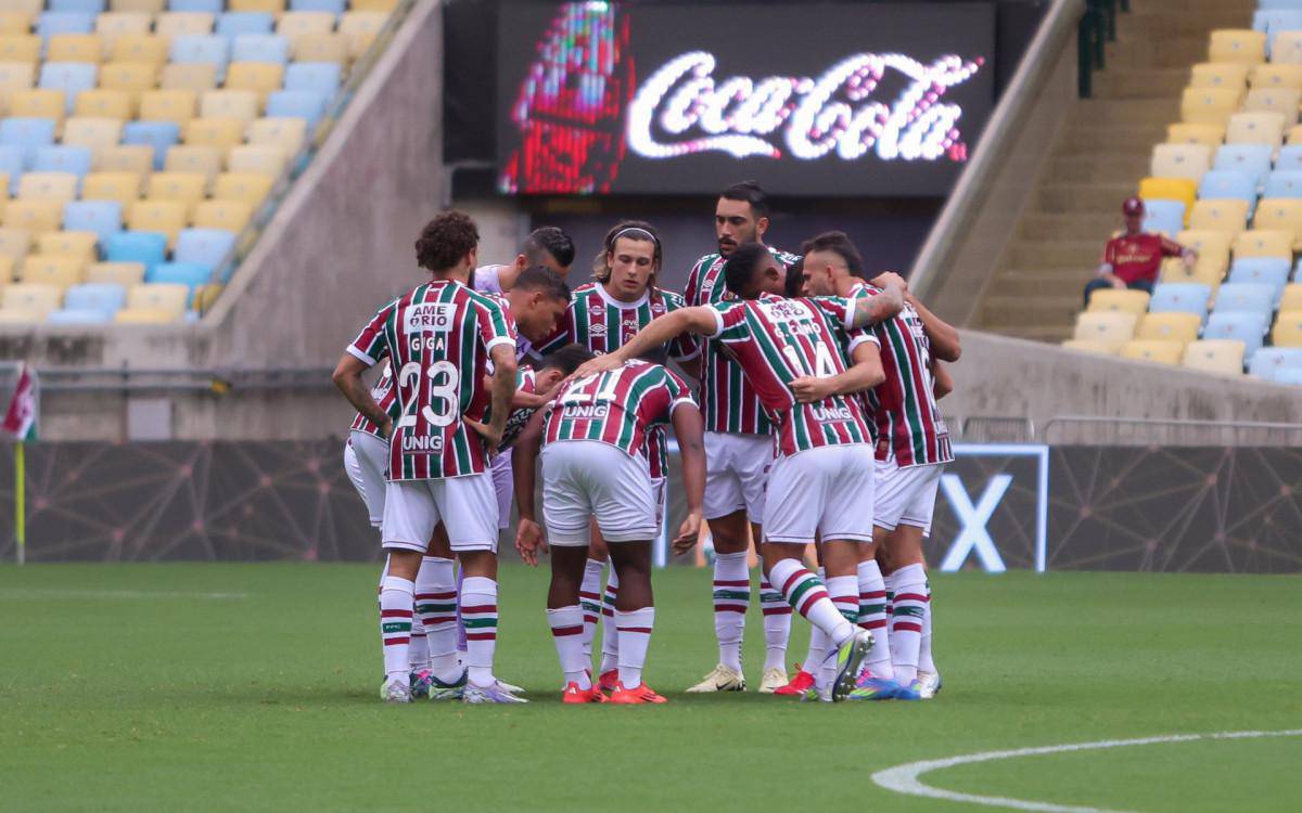 Jogadores do Fluminense reunidos no gramado