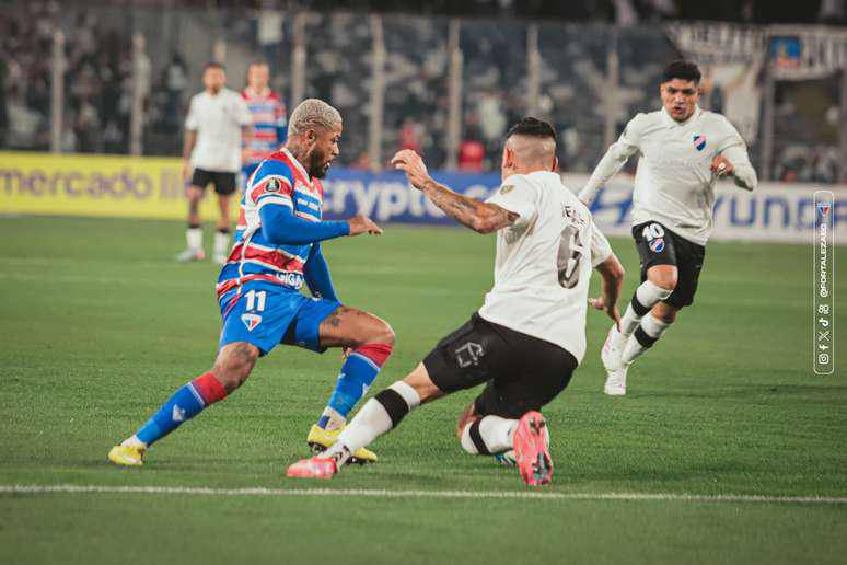 Jogadores precisaram deixar o campo aos 24 minutos da segunda etapa apos uma invasao dos torcedores do Colo-Colo.
