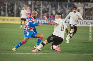 Jogadores precisaram deixar o campo aos 24 minutos da segunda etapa apos uma invasao dos torcedores do Colo-Colo. (Foto: Mateus Lotif /FEC / Esporte News Mundo)