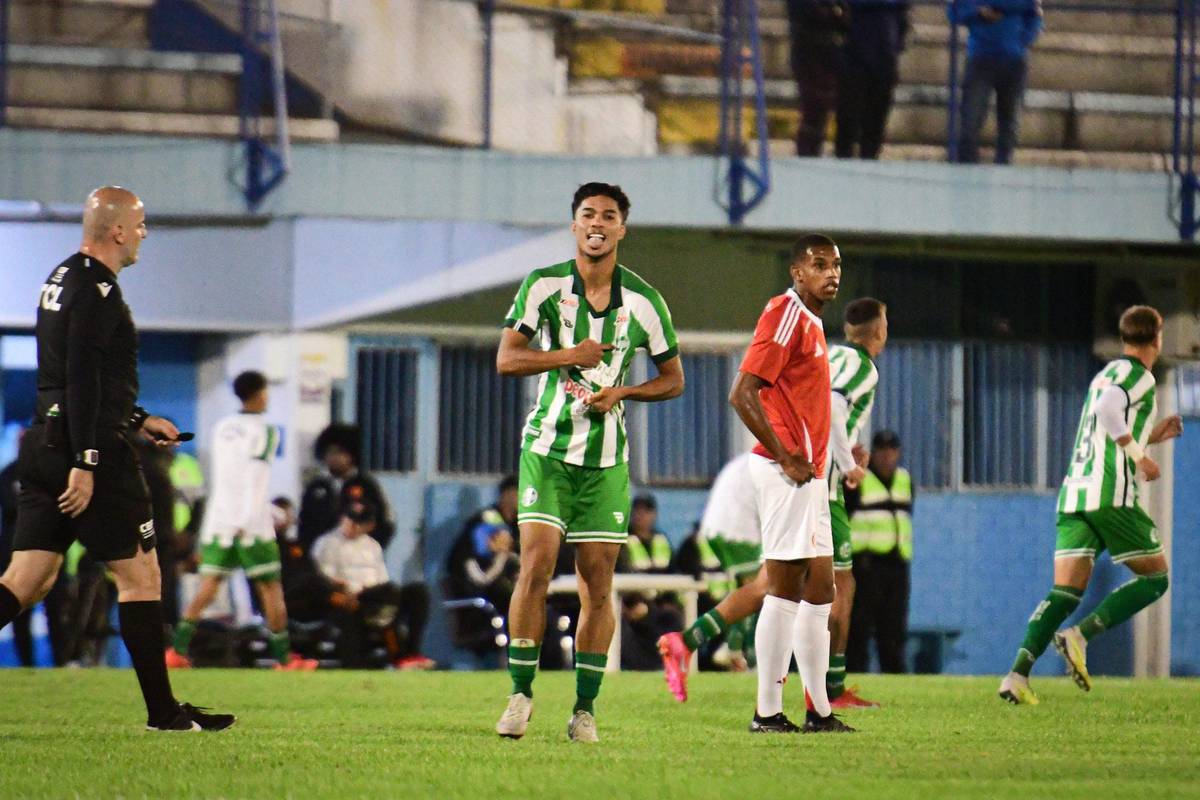 Jogando fora de casa, Verdao vence por 1 a 0 e engata terceira vitoria seguida.