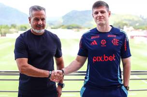 Jose Boto e Andrii Fedchenkov, diretor de scouting do Flamengo (Foto: Gilvan de Souza/CRF)