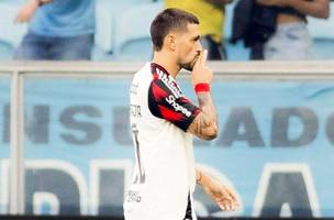 Junior tem reacao inusitada ao receber resposta de Arrascaeta apos jogo do Flamengo x Gremio (Foto: Adriano Fontes/ Flamengo)