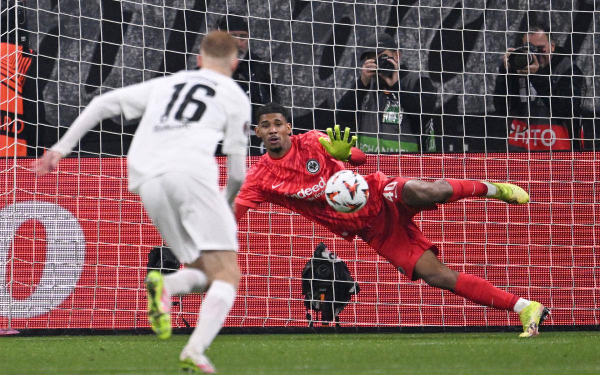 Kaua Santos e destaque no Eintracht Frankfurt, da Alemanha