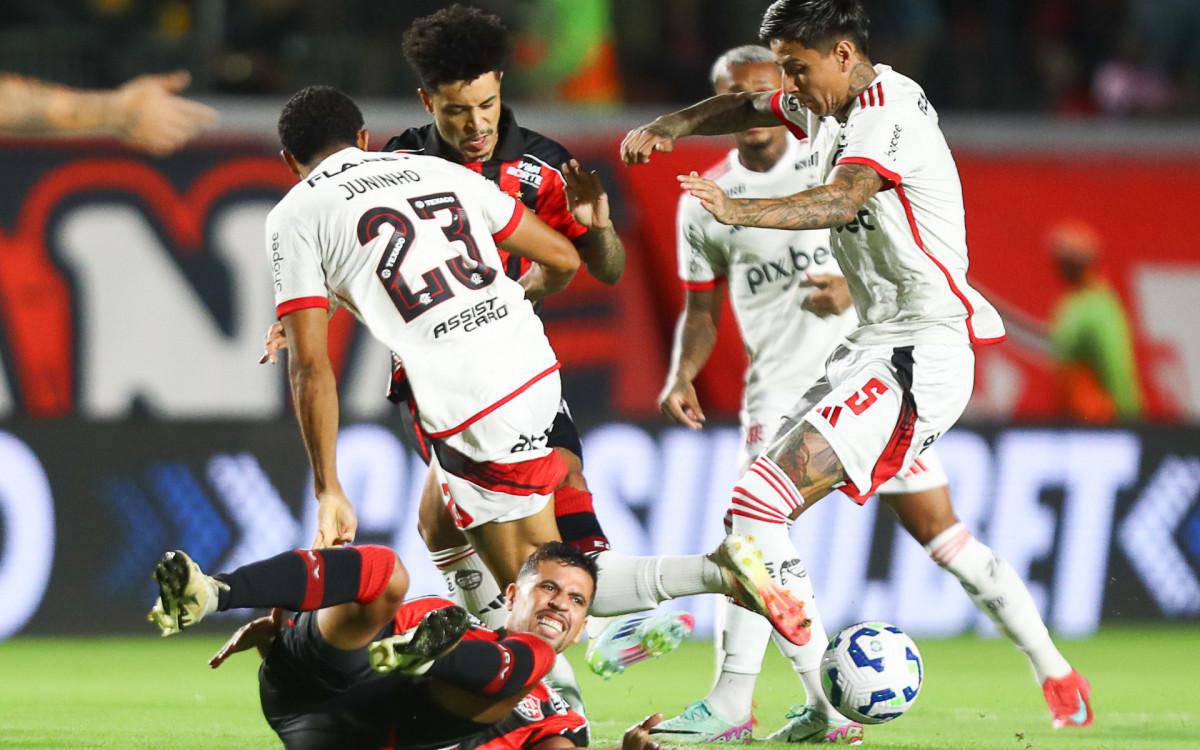 Lance do jogo entre Vitoria e Flamengo