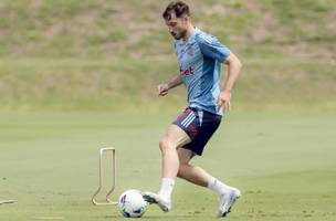 Matias Vina segue em recuperacao de grave lesao no joelho direito (Foto: Adriano Fontes/Flamengo)