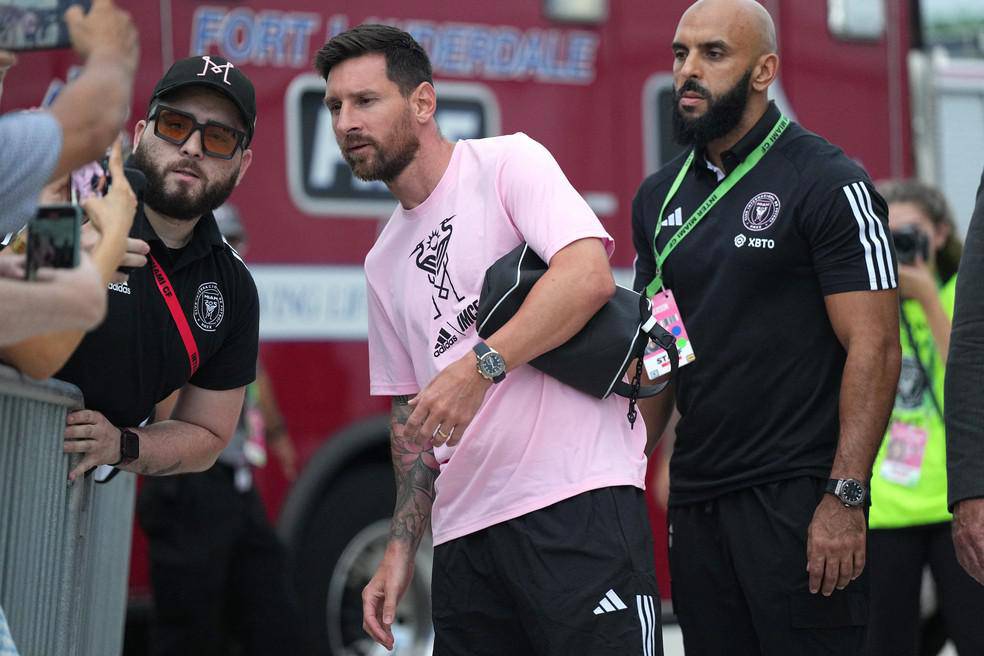 Messi chega ao estadio escoltado por Yassine Chueko