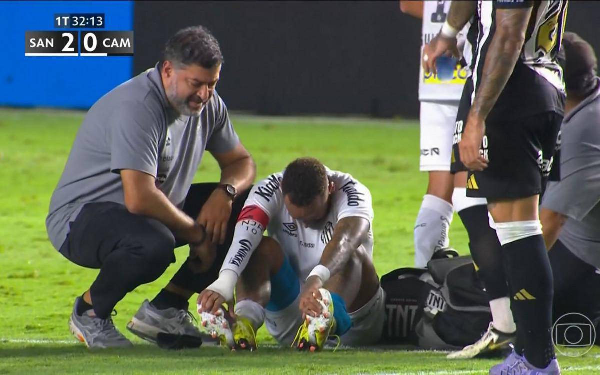 Neymar deixou o campo lesionado mais uma vez.