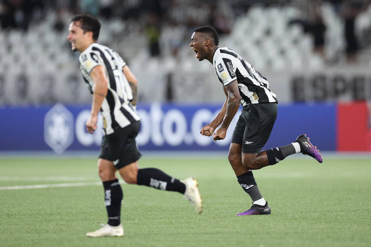 O Botafogo venceu o Carabobo por 2 a 0, nesta terca-feira (8).