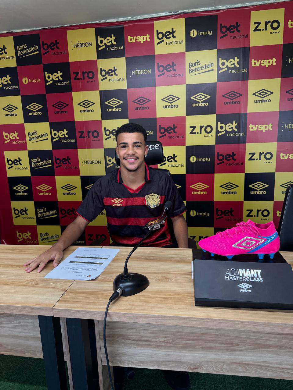 O centroavante de apenas 17 anos se destacou pelo clube mineiro e chega ao Leao da Ilha com contrato de tres anos e multa astronomica.