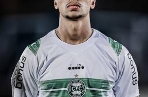 O jogador de 21 anos fez apenas um jogo na temporada pelo Coxa e chega ao Verdao do Oeste de Santa Catarina por emprestimo. (Foto: Reproducao/Instagram do jogador)
