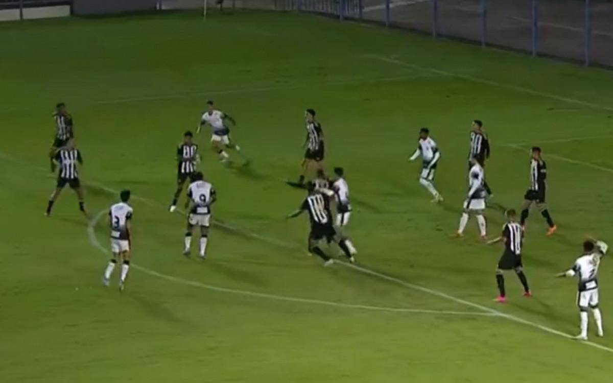 O meia Indio segurou a bola com as maos dentro da area do Atletico-MG