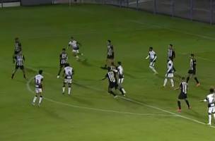 O meia Indio segurou a bola com as maos dentro da area do Atletico-MG (Foto: Reproducao / SporTV)