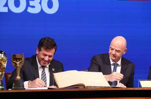 Presidente da Conmebol, Alejandro Dominguez, ao lado do presidente da Fifa, Gianni Infantino, em Congresso da entidade sul-americana, no Paraguai (Foto: Nina Osorio/EFE)
