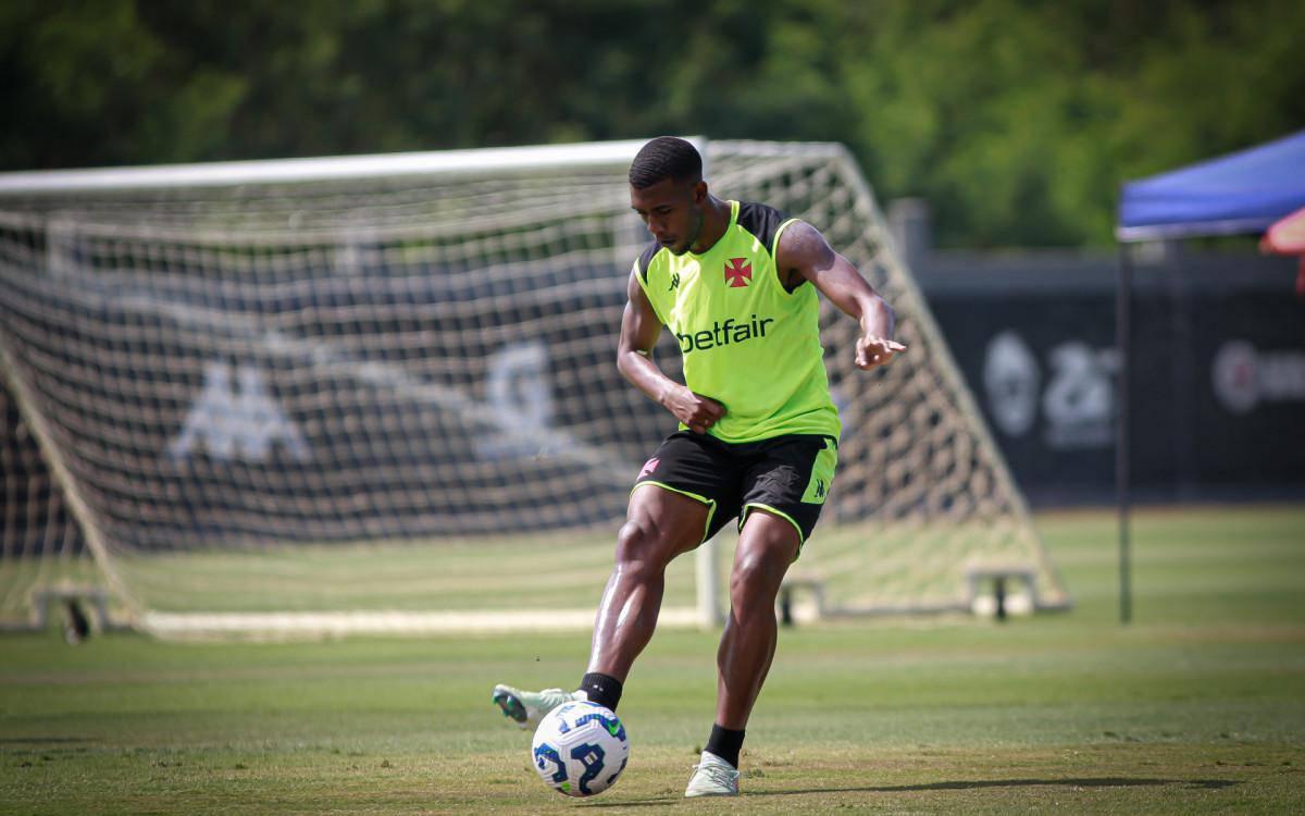 Rayan em treino do Vasco