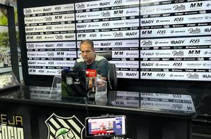 Thiago Carvalho e o tecnico do Figueirense (Foto: Bruno Atanazio/GE)