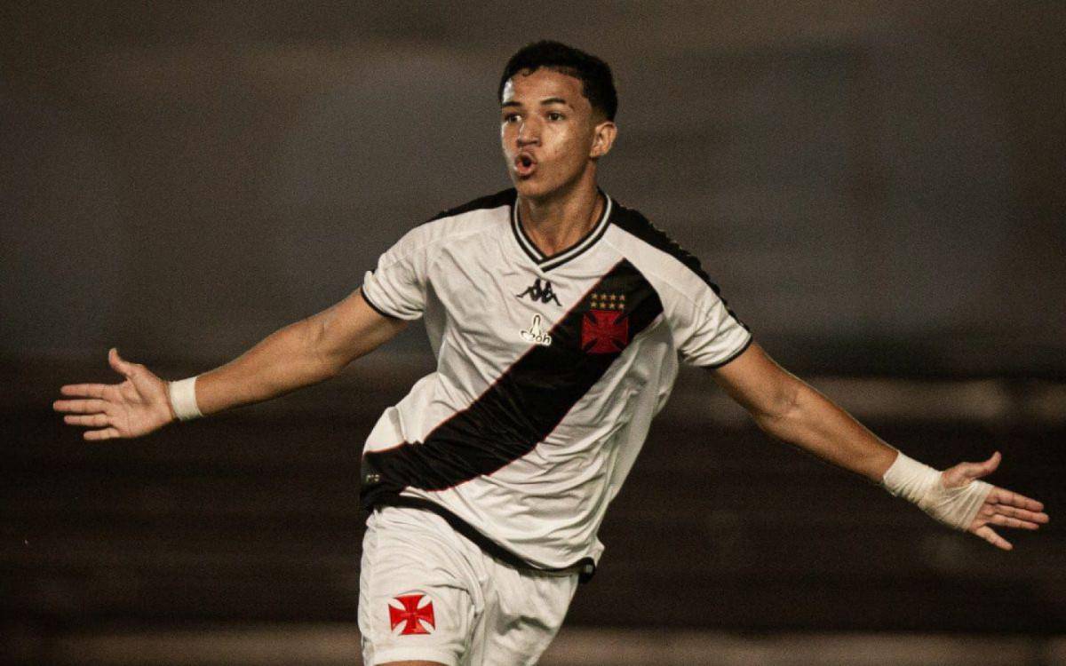 Andrey celebra gol marcado pelo Vasco