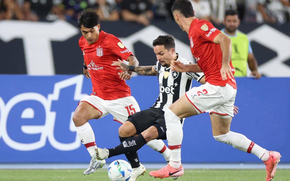 Artur em acao durante Botafogo x Estudiantes