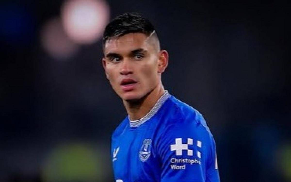 Carlos Alcaraz com a camisa do Everton