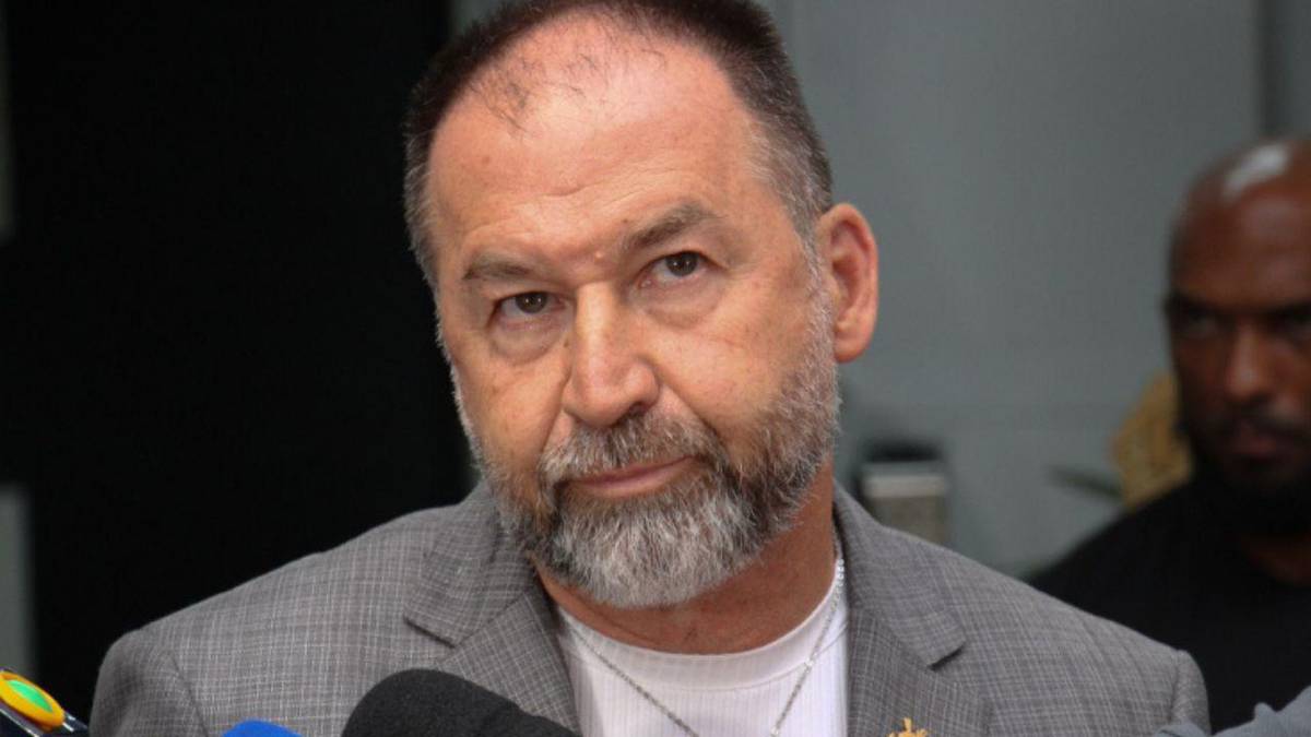 Com isso, o presidente esta imediatamente afastado do cargo.