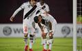 Coutinho lamenta derrota do Vasco para o Lanus (Foto: Luis Robayo / AFP