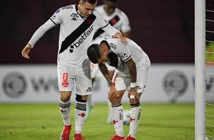 Coutinho lamenta derrota do Vasco para o Lanus (Foto: Luis Robayo / AFP)