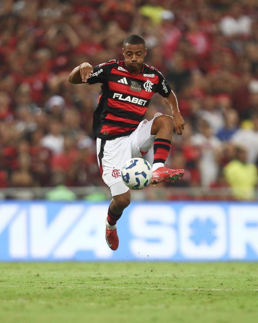 De la Cruz em acao pelo Flamengo no classico contra o Botafogo