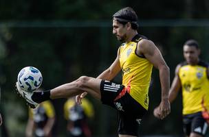 Durante a manha de sabado (03), o elenco alvinegro testou o novo gramado sintetico da Arena MRV. (Foto: Pedro Souza / Atletico.)