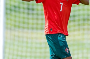 Em estreia por Portugal sub-15, Cristiano Ronaldo Junior vestiu a mesma camisa 7 do pai (Foto: Reproducao de Instagram)