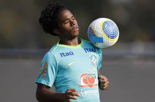 Endrick entra para jogar centralizado no ataque da Amarelinha (Foto: Rafael Ribeiro/CBF)