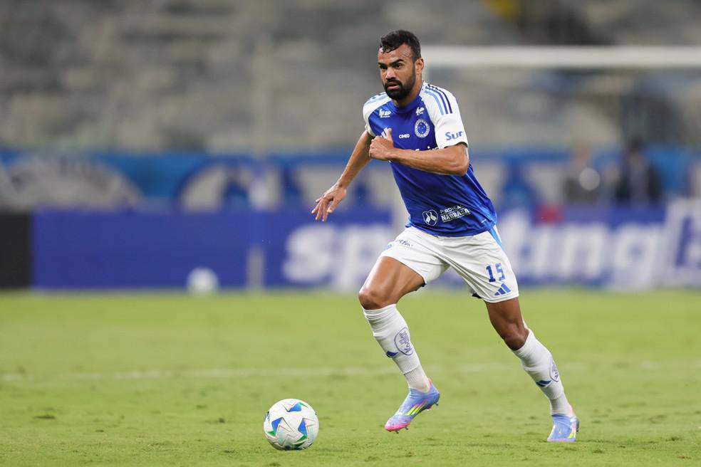 Fabricio Bruno em acao pelo Cruzeiro
