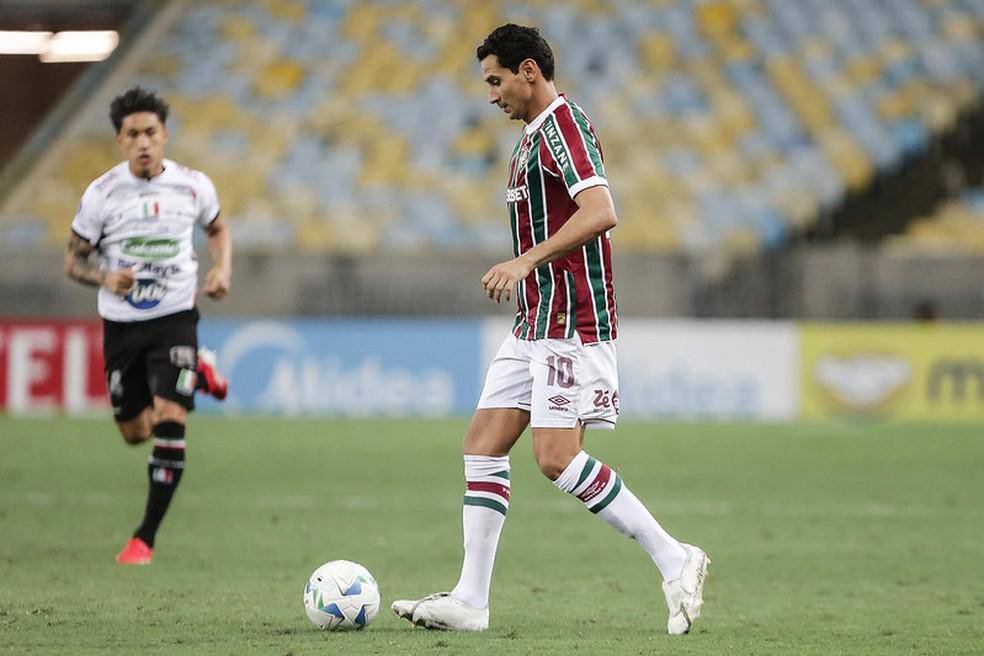 Ganso, comecou a partida como titular do Fluminense contra o Once Caldas