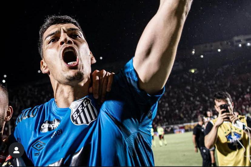 Goleiro ajudou o Peixe com oito defesas.