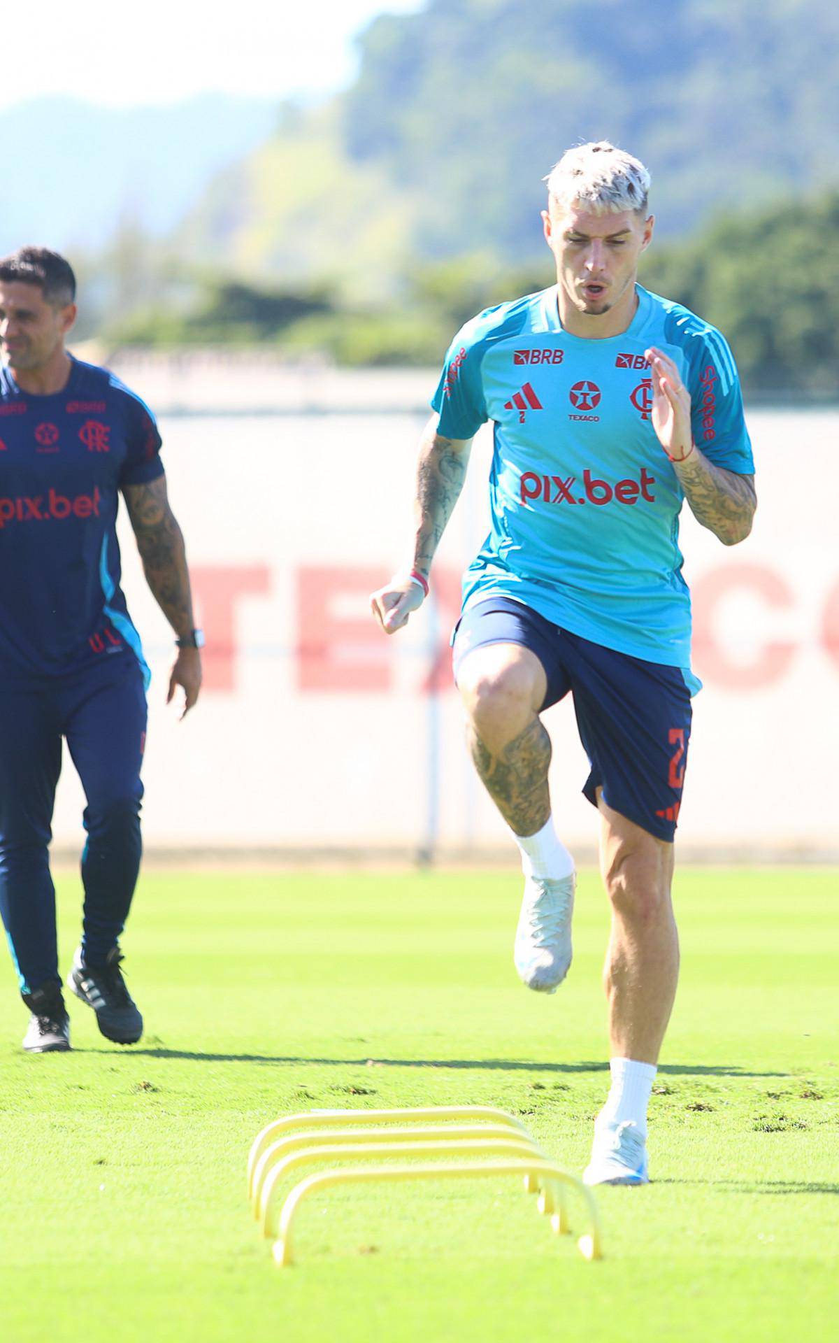 Guillermo Varela em treino do Flamengo