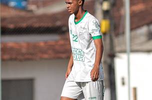 Homem-Gol! Sim, Jeferson Bernardo da Silva, carinhosamente chamado de "Gu" quer mostrar por que tem esse apelido jogando o SUB-20 Alagoano 2025... (Foto: Futebol em Foco)