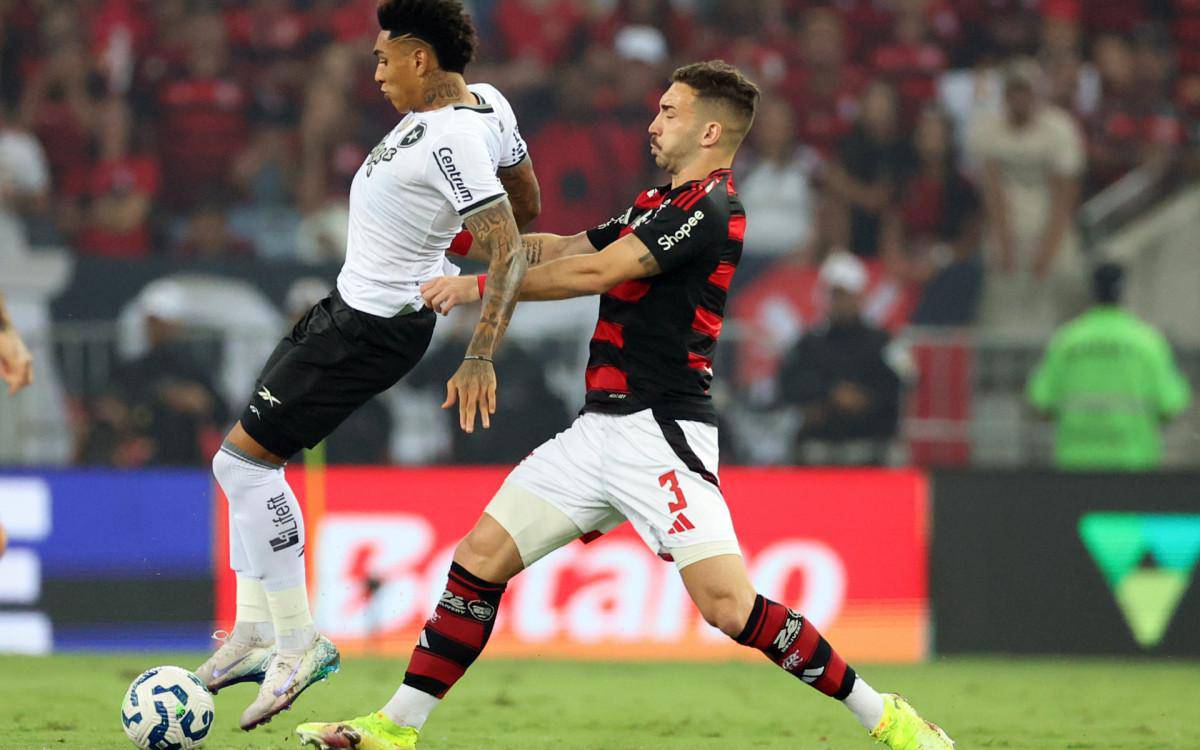 Igor Jesus e Leo Ortiz disputam a posse da bola no Maracana