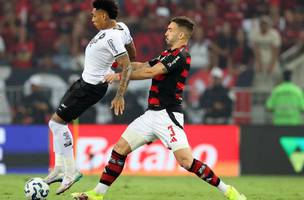 Igor Jesus e Leo Ortiz disputam a posse da bola no Maracana (Foto: Vitor Silva / Botafogo)