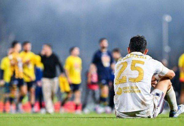Jogador da Sampdoria e consolado apos rebaixamento da equipe para Terceira Divisao