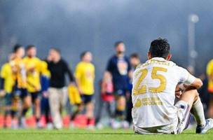 Jogador da Sampdoria e consolado apos rebaixamento da equipe para Terceira Divisao (Foto: Reproducao)