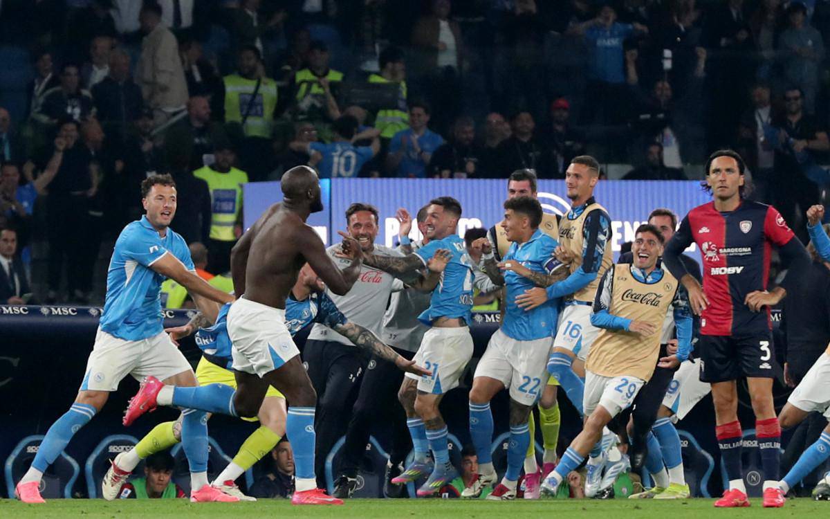 Jogadores do Napoli vibram com o gol de Lukaku