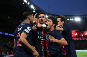 Jogadores do PSG celebram o gol de Fabian Ruiz na vitoria por 2 a 1 sobre o Arsenal (Foto: Thomas Samsom / AFP)
