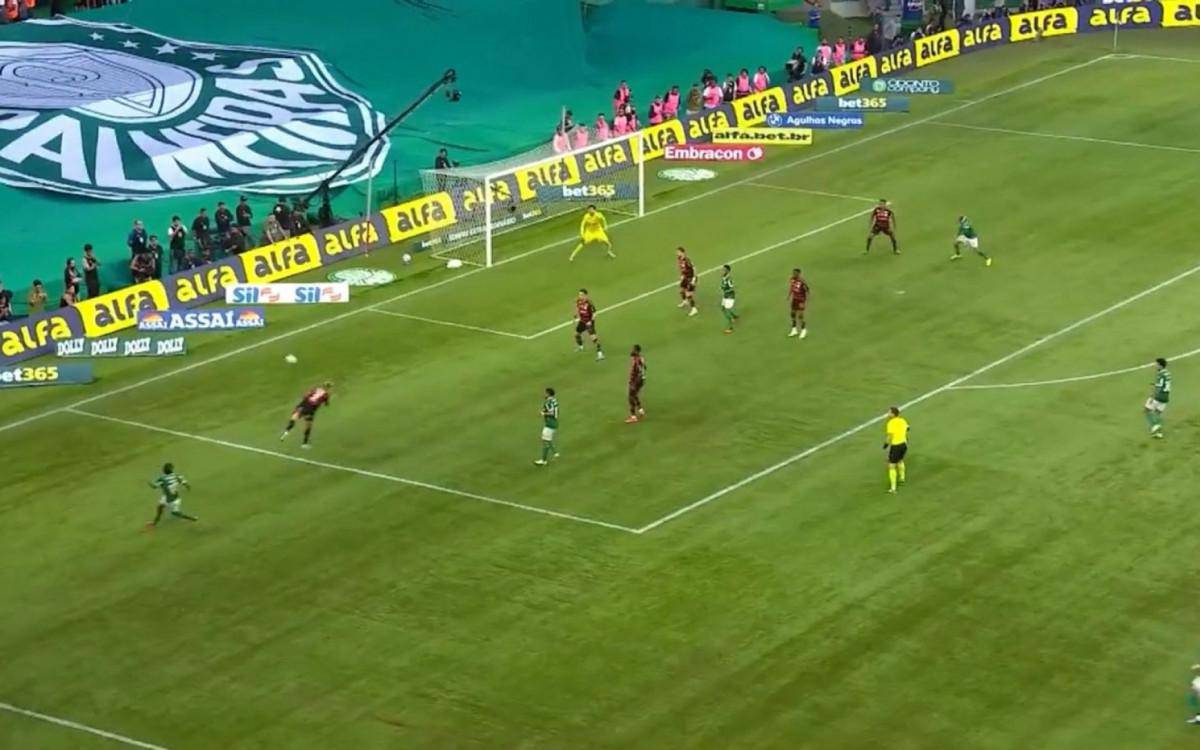 Lance do penalti marcado a favor do Palmeiras