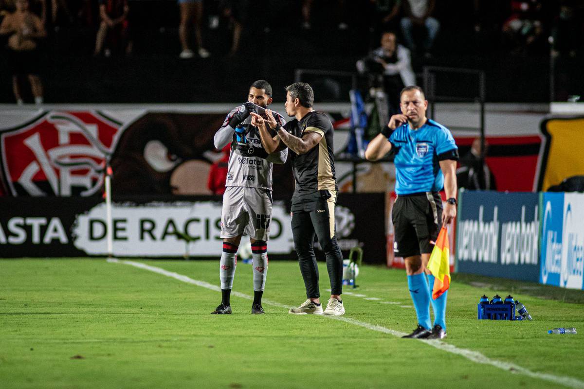 Leao volta a desperdicar chances no ataque e se complica na competicao