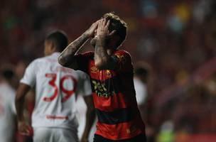 Lucas Lima lamenta lance em Sport x Internacional (Foto: Marlon Costa / AGIF)
