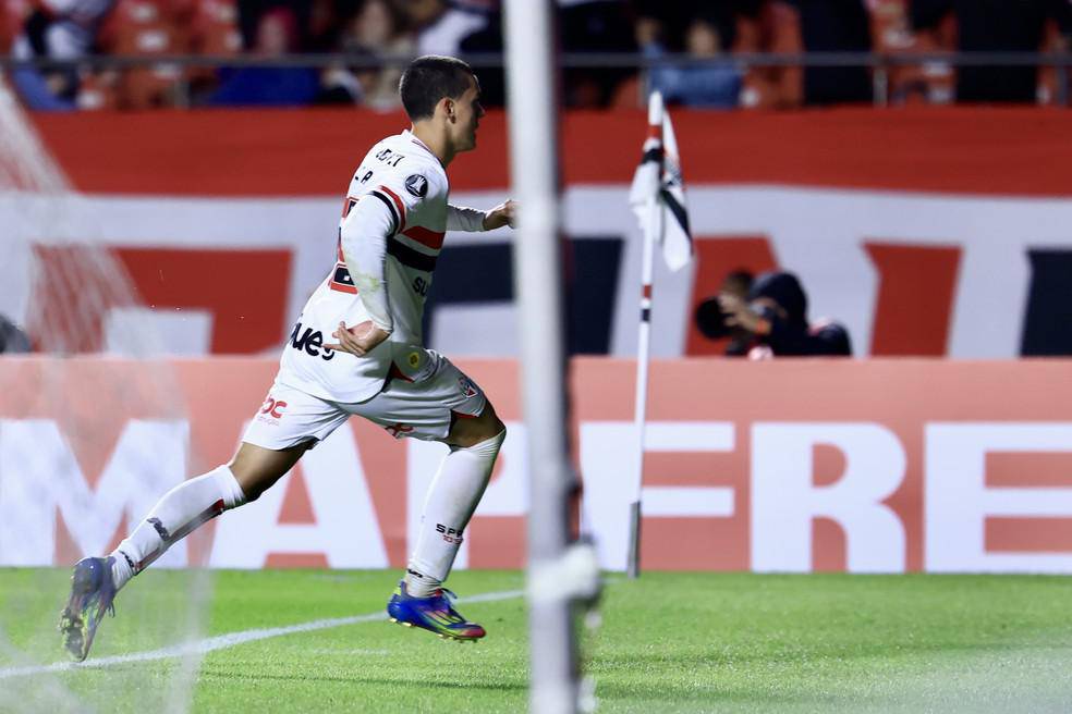 Lucca comemora gol do Sao Paulo contra o Libertad