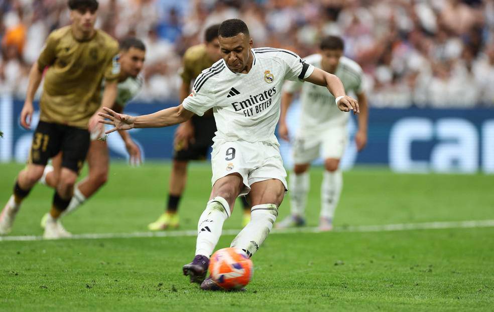 Mbappe marca o primeiro do Real Madrid contra o real Sociedad no rebote de penalti perdido