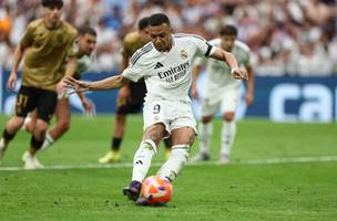 Mbappe marca o primeiro do Real Madrid contra o real Sociedad no rebote de penalti perdido (Foto: REUTERS/Isabel Infantes)