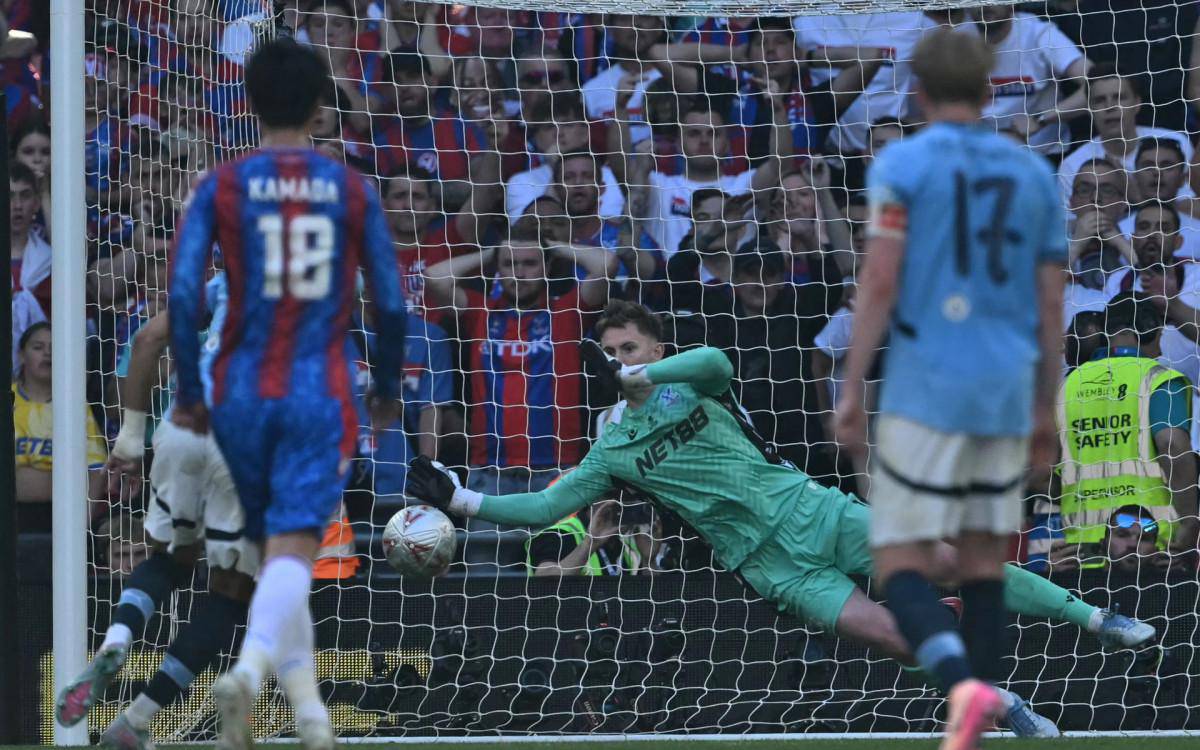 Momento em que Dean Henderson defende cobranca de Marmoush em Wembley