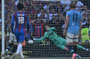 Momento em que Dean Henderson defende cobranca de Marmoush em Wembley (Foto: Glyn Kirk / AFP)