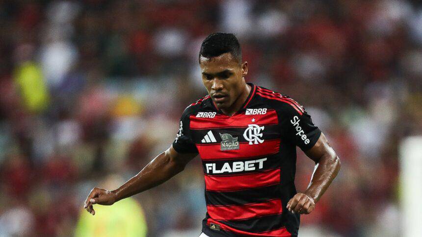 Na saida do intervalo lateral rubro-negro tambem alertou para contra-ataques do Cruzeiro.