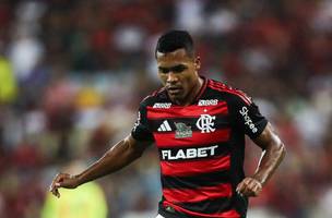 Na saida do intervalo lateral rubro-negro tambem alertou para contra-ataques do Cruzeiro. (Foto: Gilvan de Souza / Flamengo)